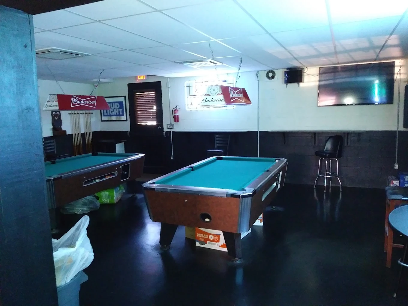 Alabama Owl pool hall exterior/interior