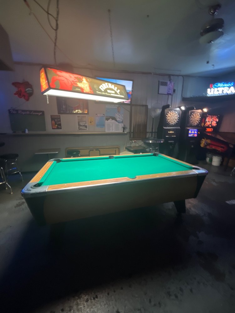 Royale Lounge pool hall exterior/interior