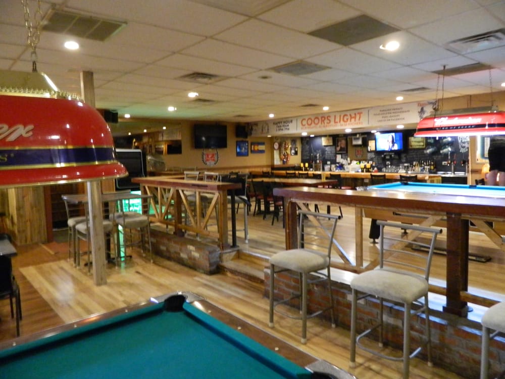 G'Ducks Bar & Grill pool hall exterior/interior