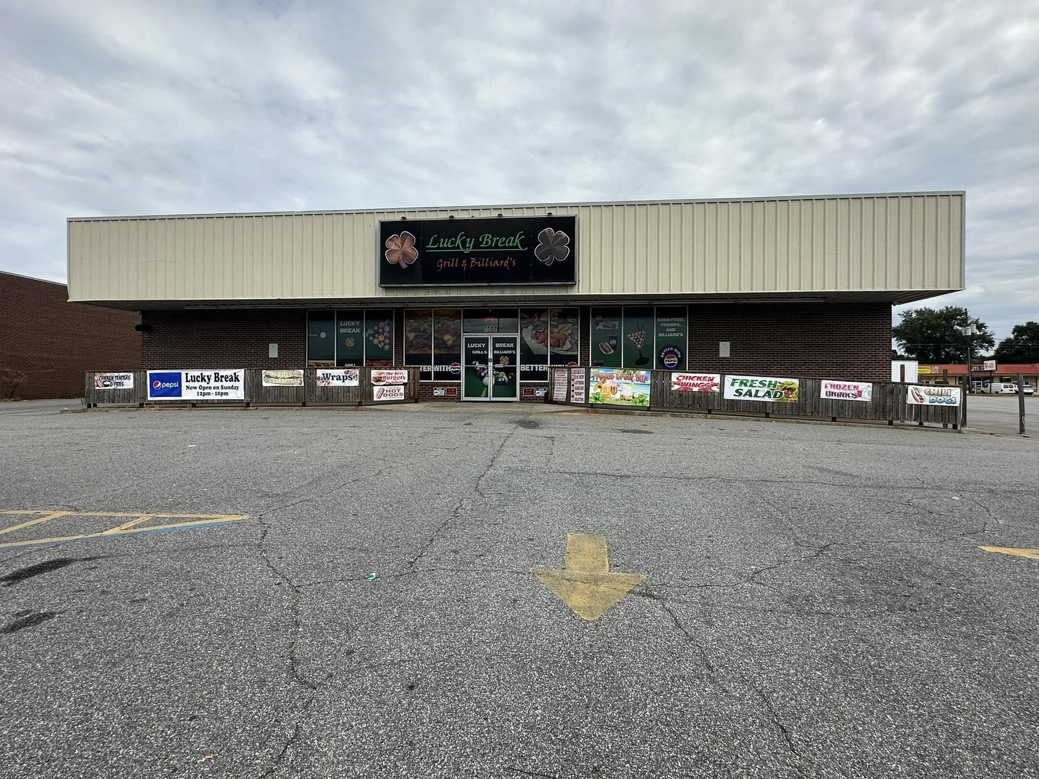 Lucky Break Grill n'Billiards pool hall exterior/interior