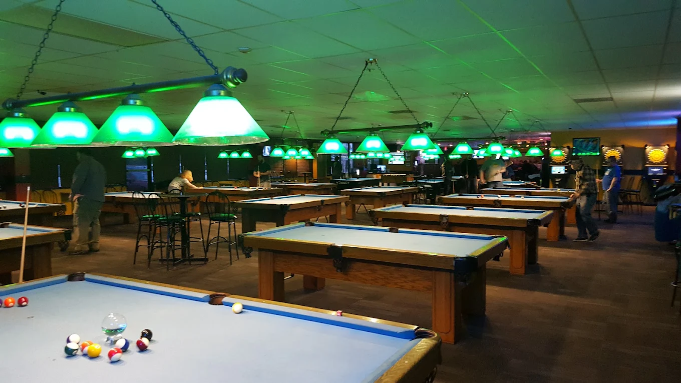 Mowie's Cue pool hall exterior/interior