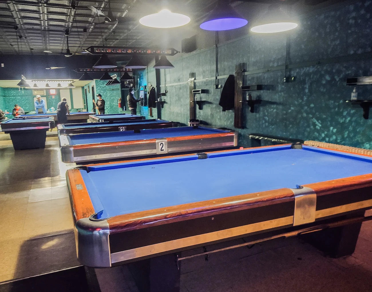 Billares Lucky Green pool hall exterior/interior