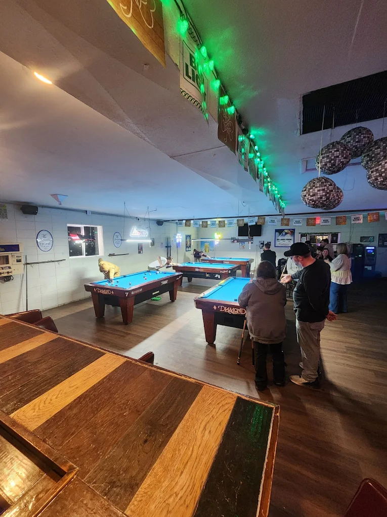 Gina's Far East Lounge pool hall exterior/interior