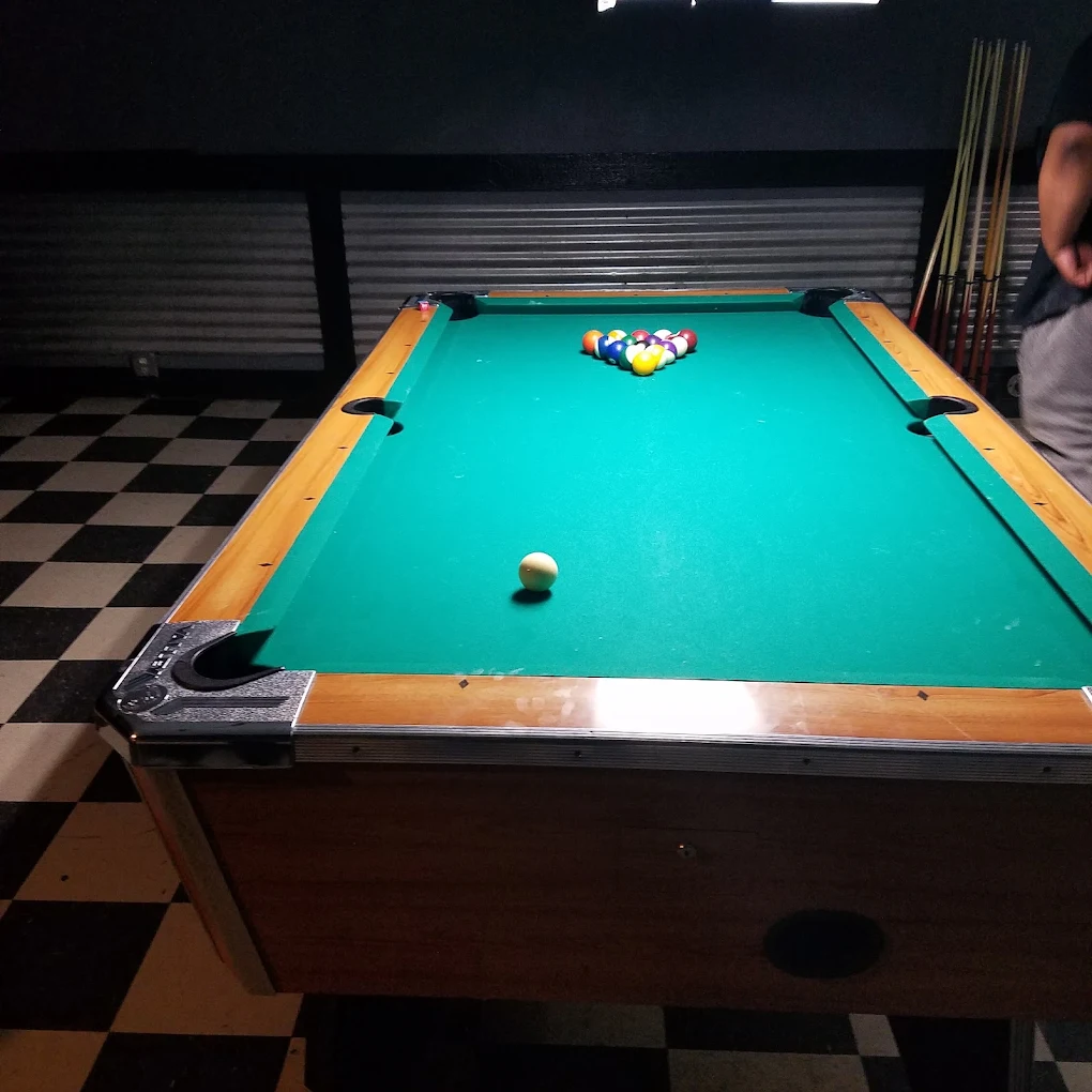 Peppermill Bar & Grill pool hall exterior/interior