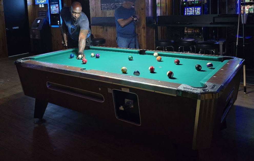 D'z Corner Bar pool hall exterior/interior