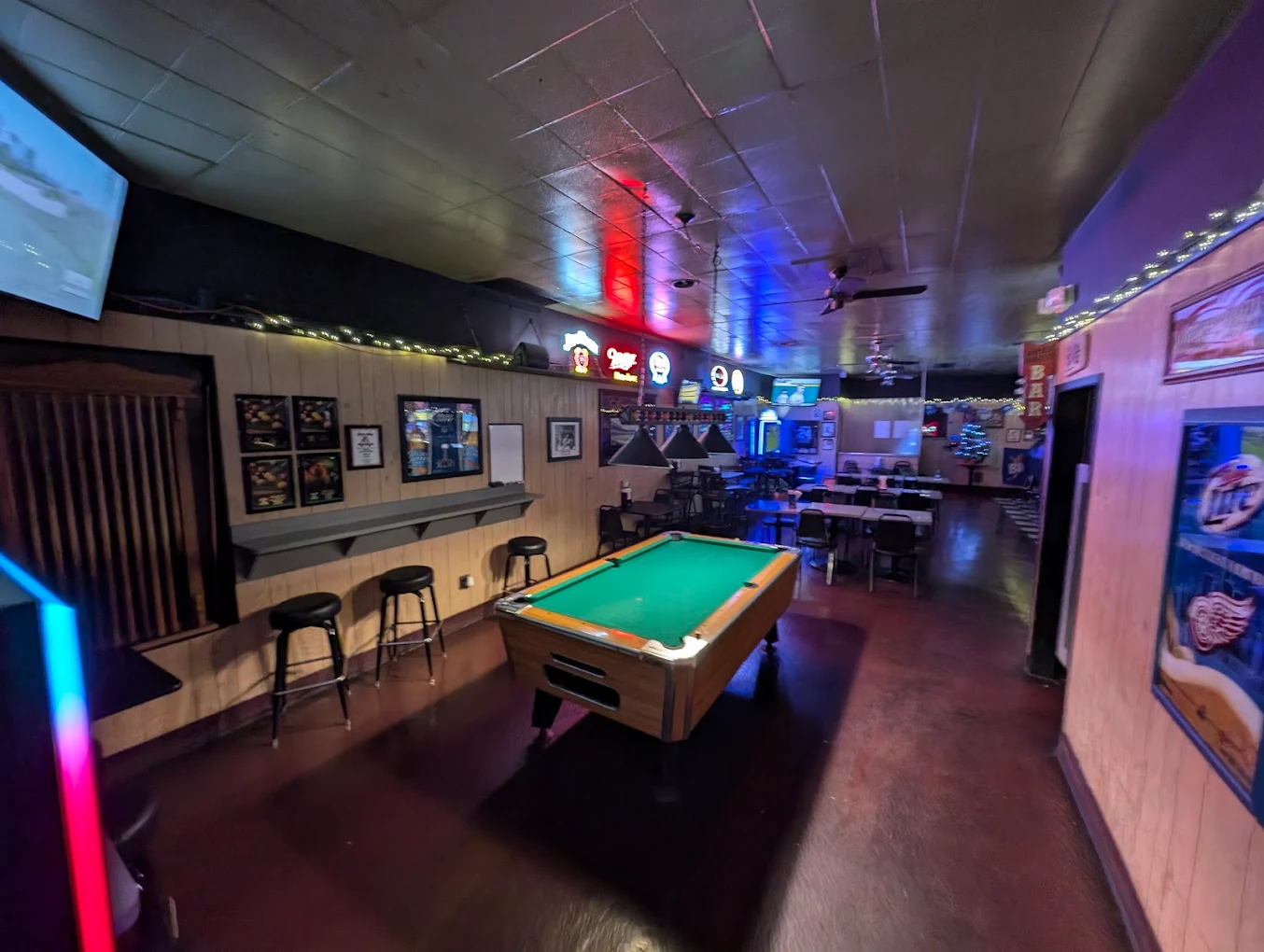 Fairway Bar & Grill pool hall exterior/interior