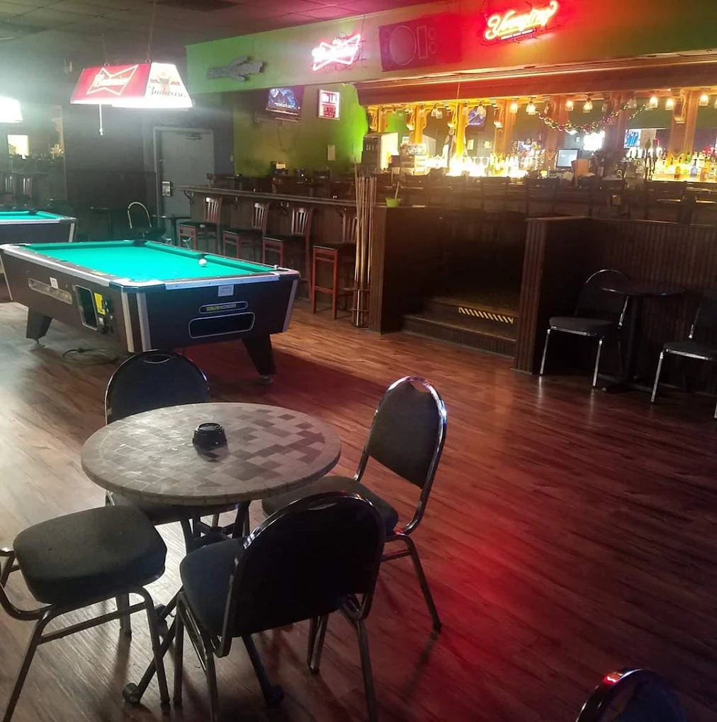 Days Inn Crossties Lounge pool hall exterior/interior