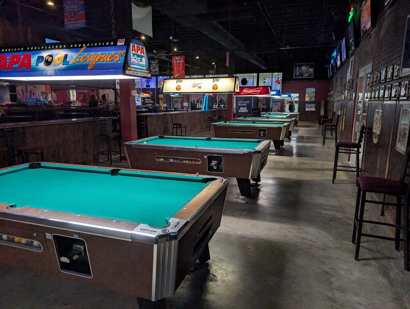 Hotshots Sports Bar and Grill pool hall exterior/interior