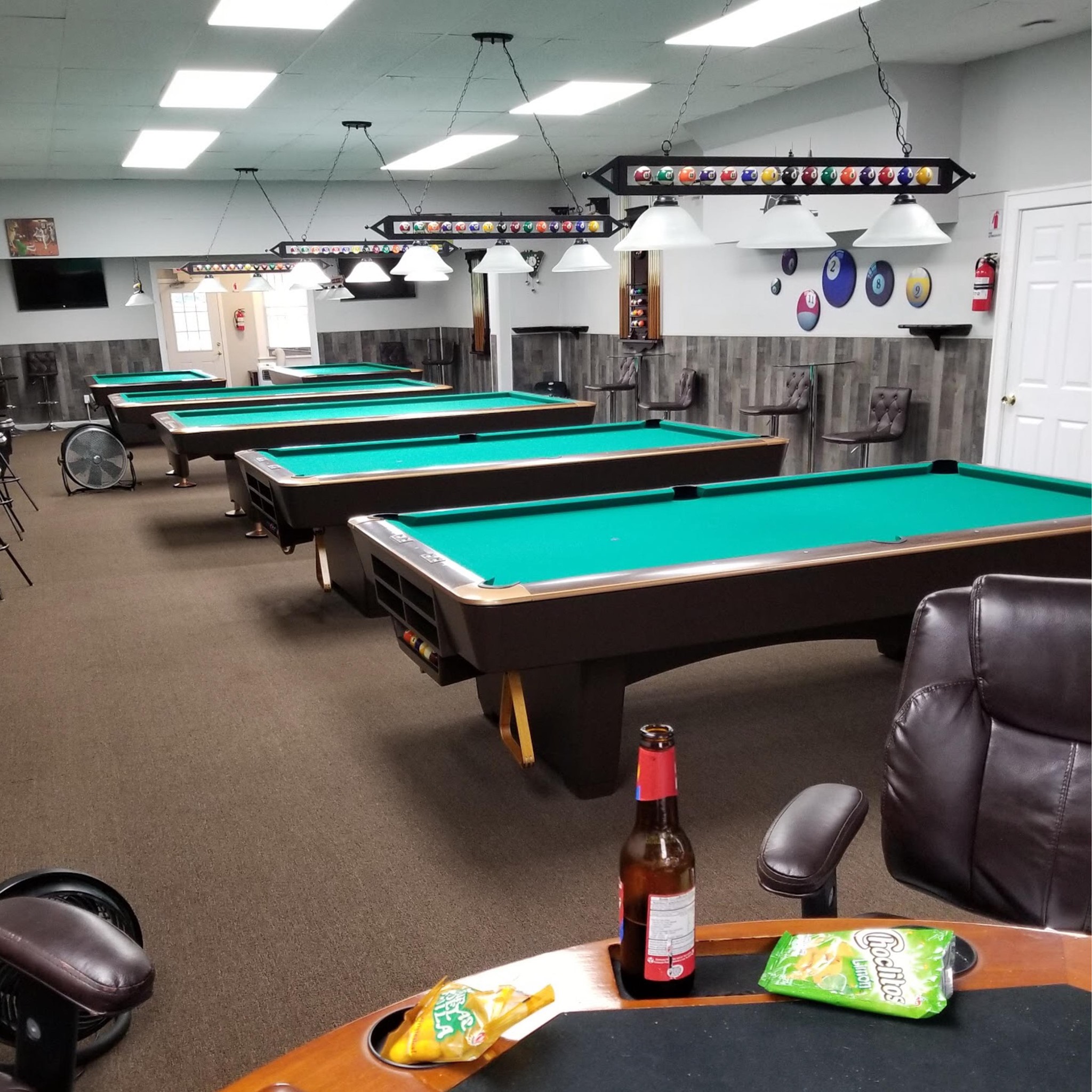 Billares Tavo pool hall exterior/interior