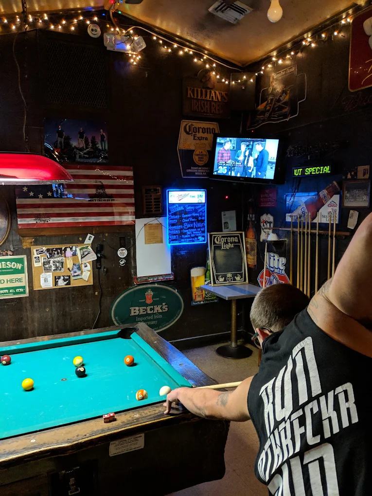 Tom's Tavern pool hall exterior/interior
