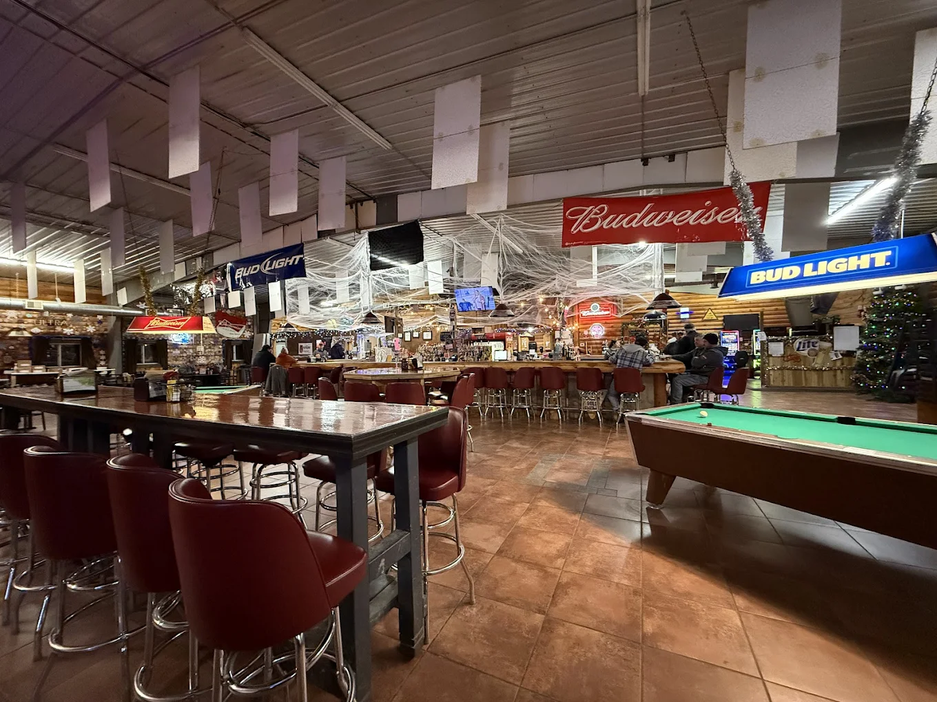 The Rig Longe II and The Grill pool hall exterior/interior