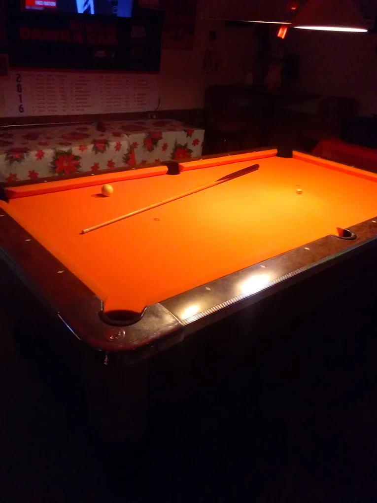 Knuckleheads Bar & Grill pool hall exterior/interior