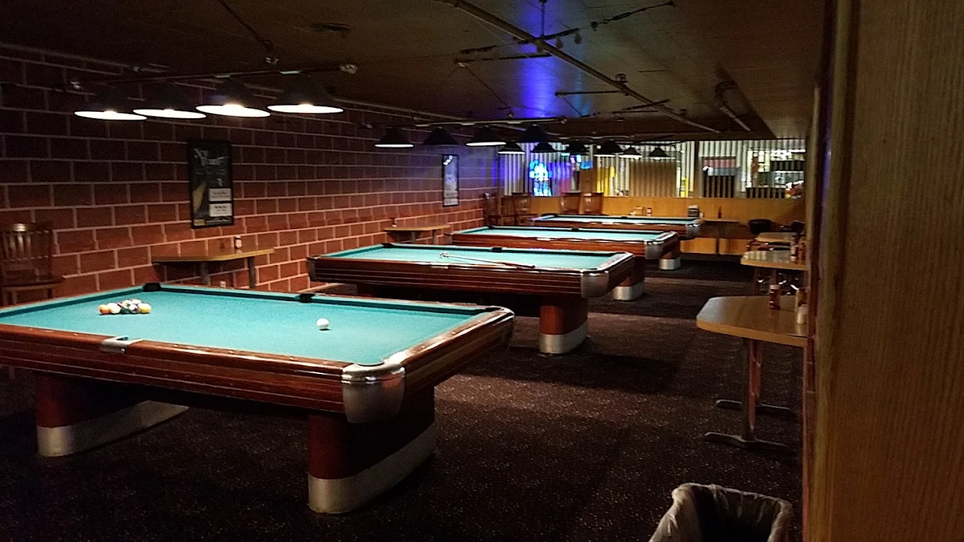 Rollhouse Parma pool hall exterior/interior