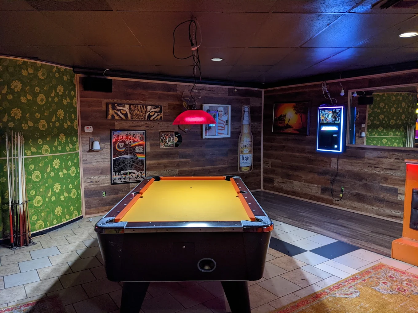 Lamp Post Lounge pool hall exterior/interior