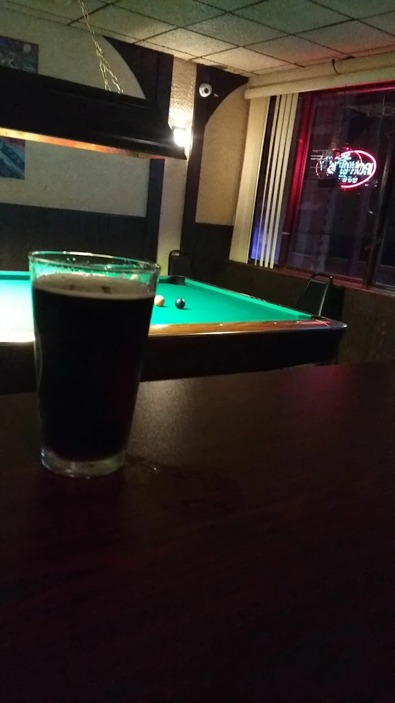 Dee's Cafe pool hall exterior/interior