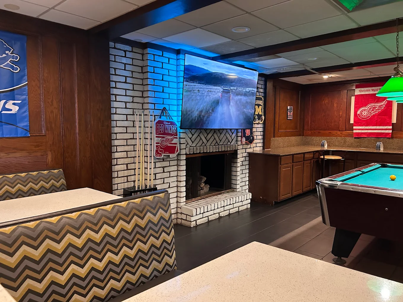 Gratiot Huddle Sports Bar and Grill pool hall exterior/interior
